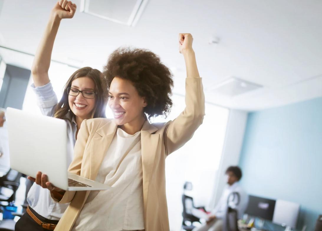 Участники корпоративного воркшопа работают над проектными задачами